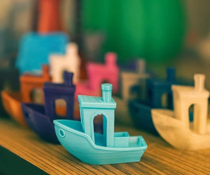 Konya'da 3BUUT tarafından basılı çeşitli PLA Benchy test modelleri